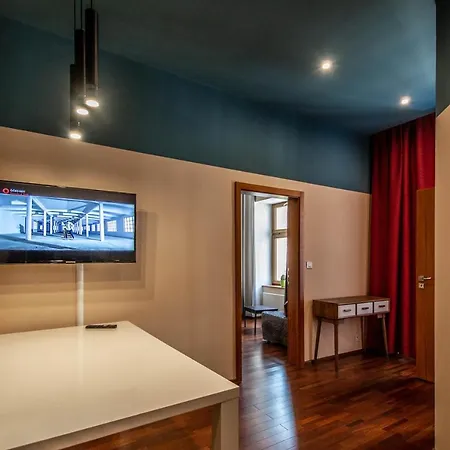 Wooden Design 2bdr Near Eden Garden Appartamento Praga