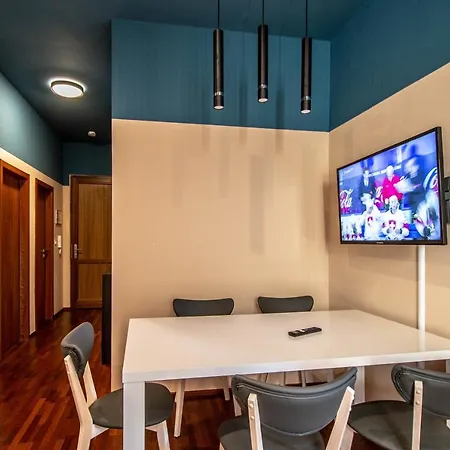 Wooden Design 2bdr Near Eden Garden Διαμέρισμα