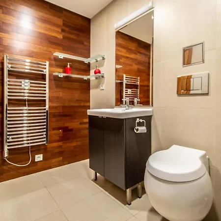 Wooden Design 2bdr Near Eden Garden